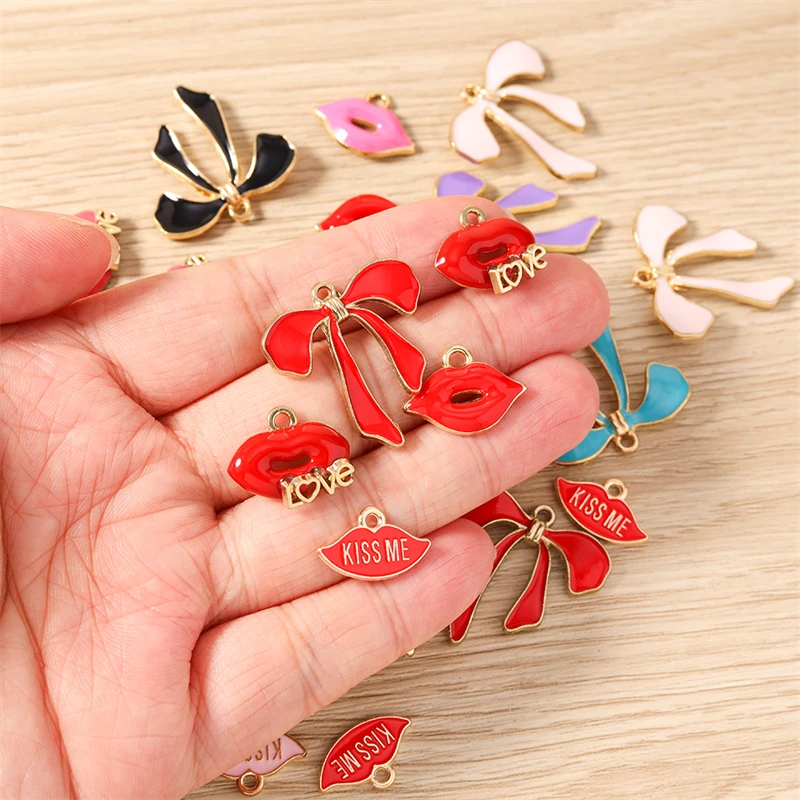 10 Stück Niedliche Emaille-Schleifenanhänger mit Roten Lippen für die Herstellung von Ohrringen, Halsketten, Armbändern, Accessoires, DIY-Bastelarbeiten und Schmuckzubehör – Detail 2