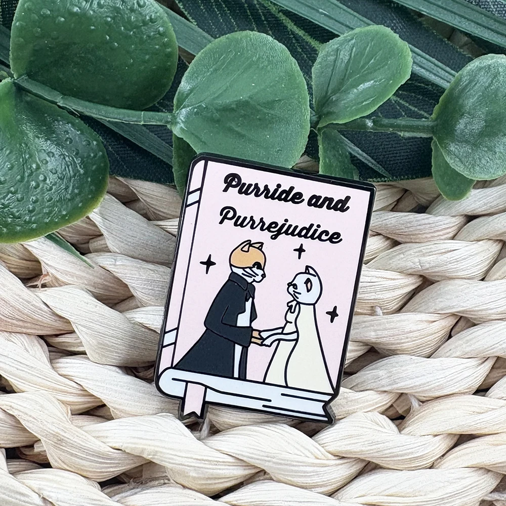 Niedliche rosa Buch-Emaille-Pin, lustige Katze, romantische Geschichtenbuch-Brosche, Jane Austen Buchliebhaber-Abzeichen, Literatur-Schmuckgeschenk für Katzenmütter – Detail 1