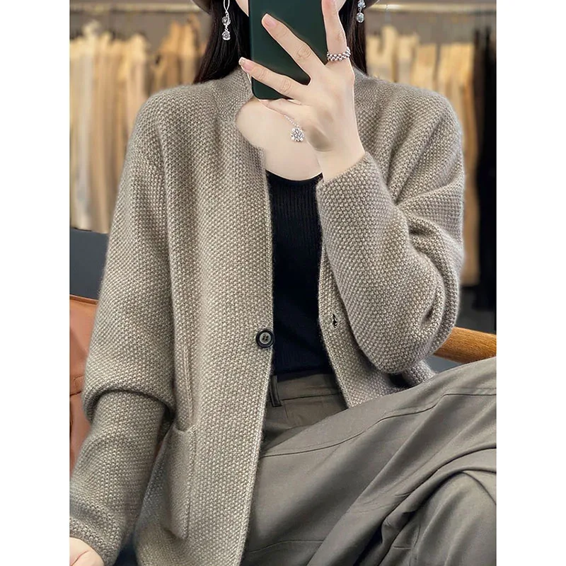 เสื้อคาร์ดิแกนแฟชั่นใหม่สำหรับผู้หญิง ฤดูใบไม้ร่วงและฤดูหนาว เสื้อคอวีทรงหลวม สไตล์โจ๊กเกอร์ เสื้อถักนิตเนื้อนุ่ม เสื้อคลุมคาร์ดิแกนทรงหลวม สไตล์โจ๊กเกอร์