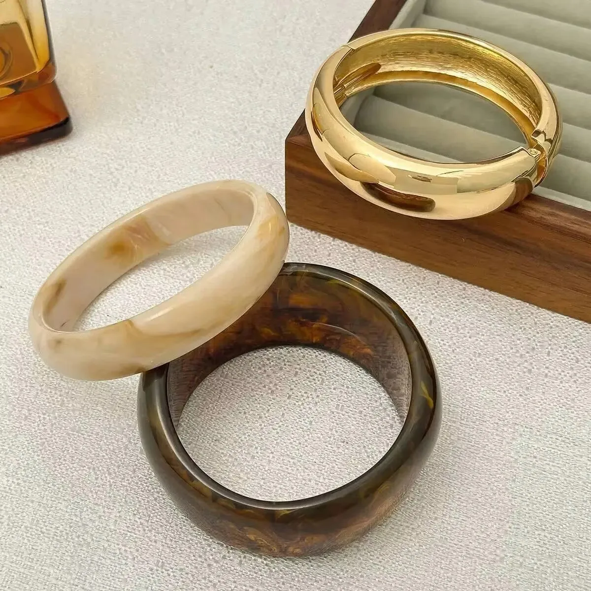 KunJoe ريترو براون سميكة الراتنج الاكريليك سوار للنساء البوهيمي كبير جولة واسعة سوار الإسورة تكويم اليد مجوهرات هدايا