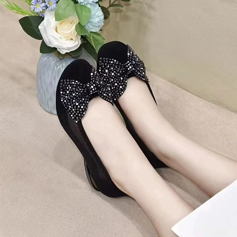 Scarpa singola con punta tonda e bocca bassa con fondo piatto per le scarpe da donna alla moda versatili, leggere e traspiranti primaverili