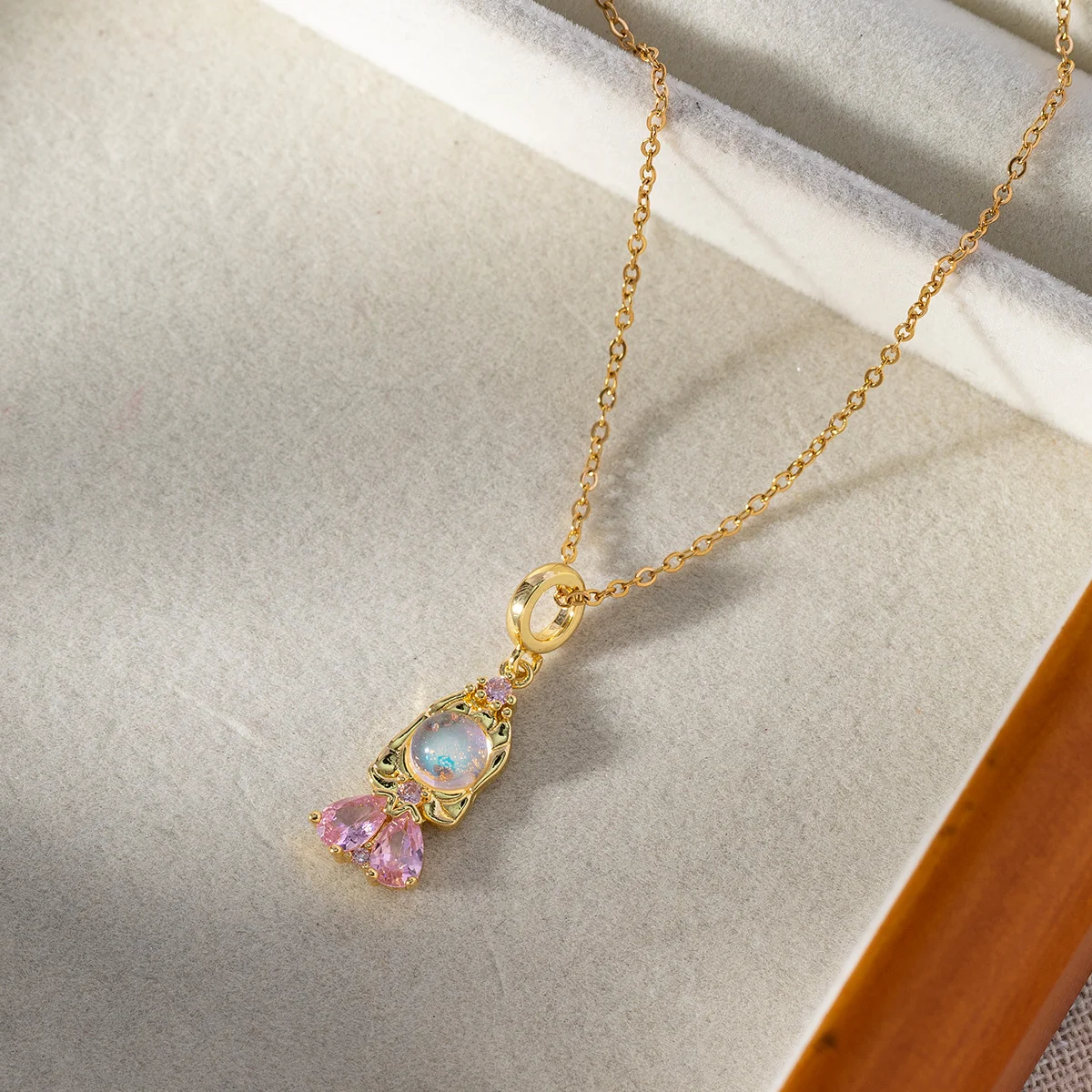 Sweet and cute zirconia girls little princess pendant necklace, hundred copper models romantic girls birthday gift jewelry.