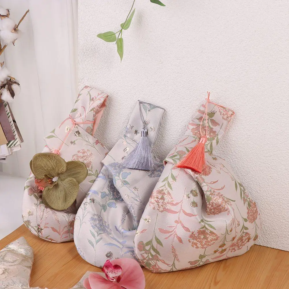 Bolsa con colgante de flor, bolsa de almuerzo con temperamento, bolsa de muñeca con nudo de borla, accesorios Cheongsam, nuevo bolso de estilo chino, bolsa para artículos pequeños