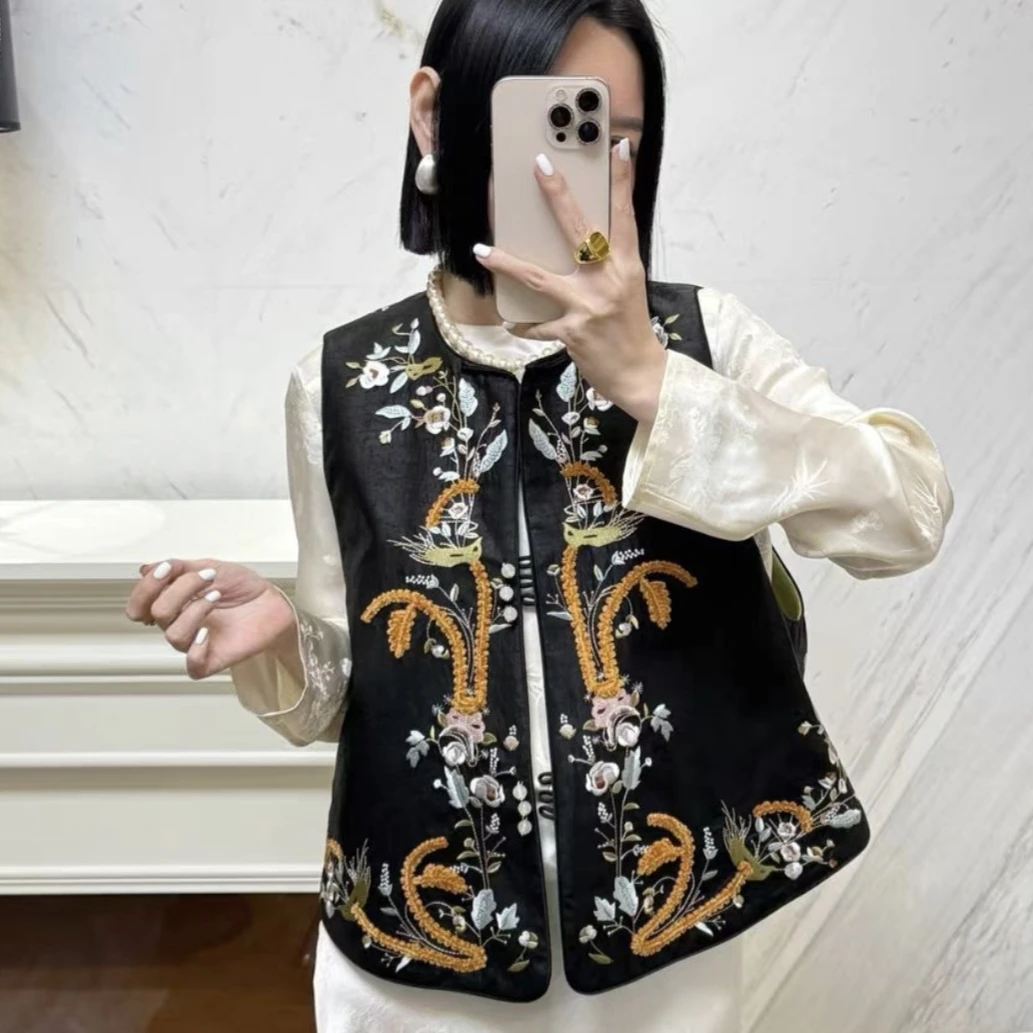 

New 2025 Chinese Sle Embroidered Women's Vest round Ne Svel Buttoned Bal Faionable Commute Sle Top