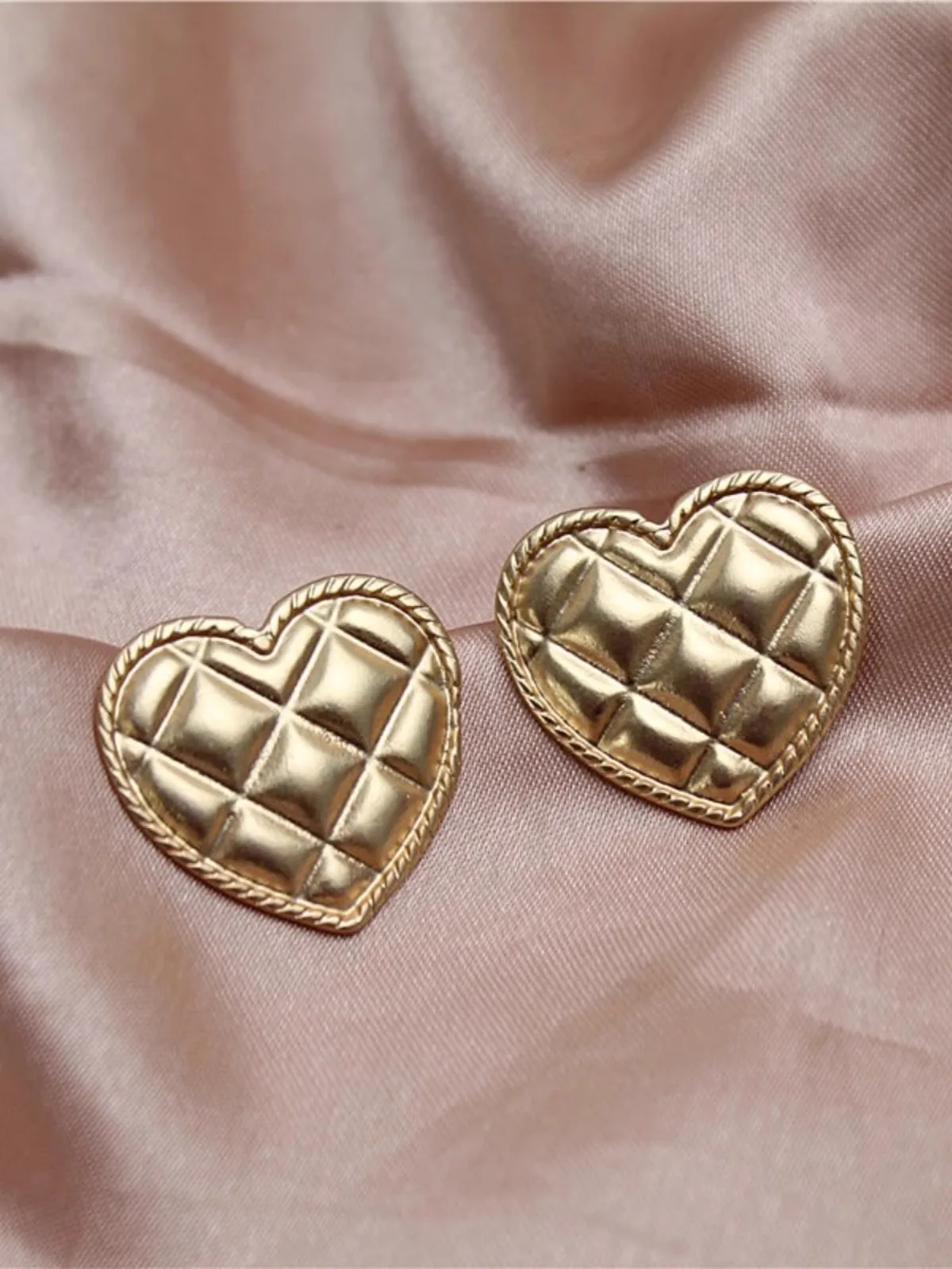 

New matte gold love-shaped large earrings, trendy, simple and fashionable womens earrings
