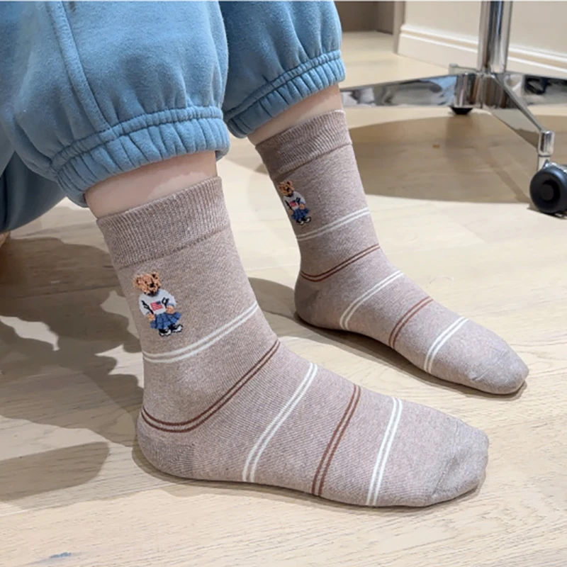 Chaussettes en coton pour femmes, bonne qualité, dessin animé élégant ours, style Harajuku, nouveauté, respirantes, cadeaux de noël