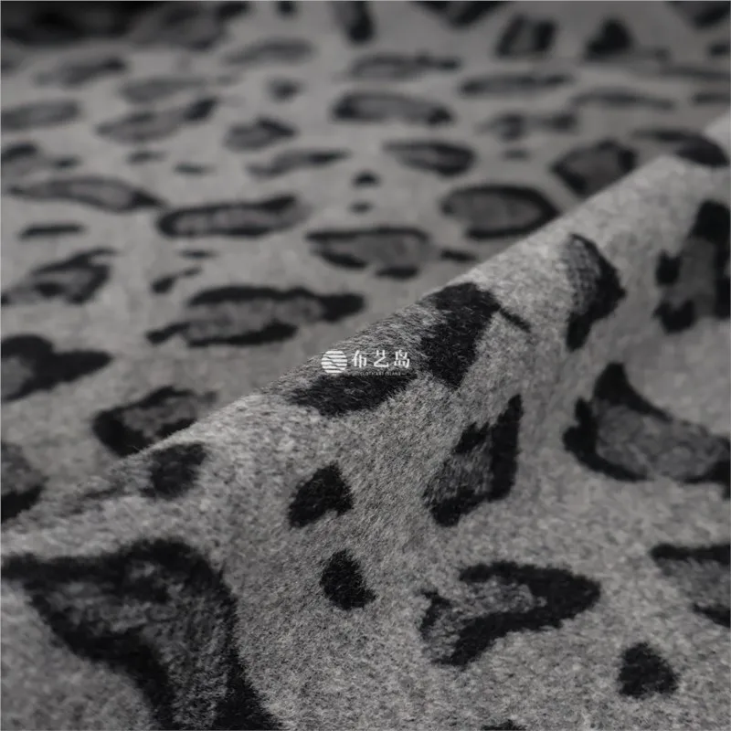 A simple black single-sided smooth woolen fleece fabric coat designed by clothing designer