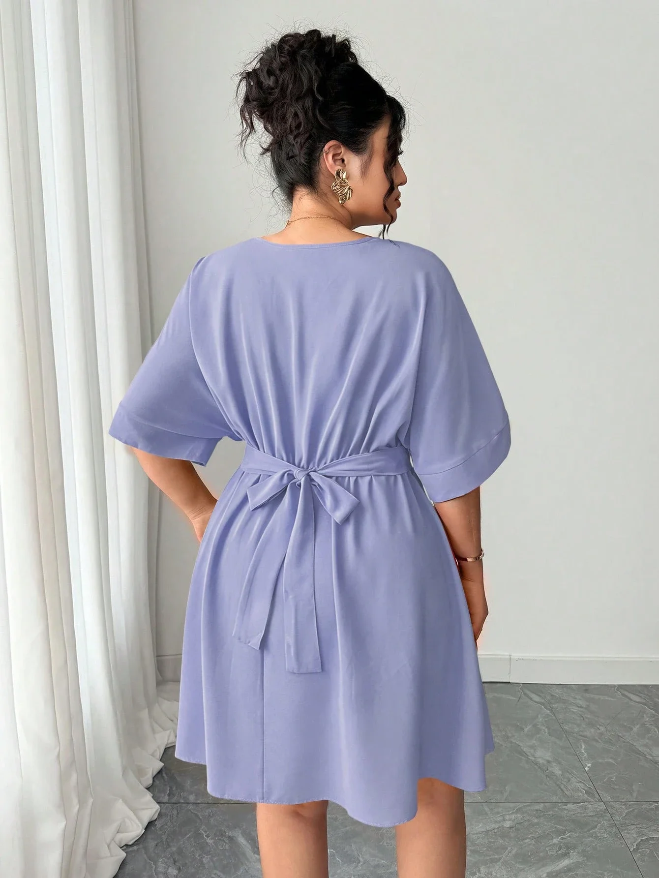 

Женское летнее мини-платье А-силуэта с V-образным вырезом, завязками на талии и короткими рукавами