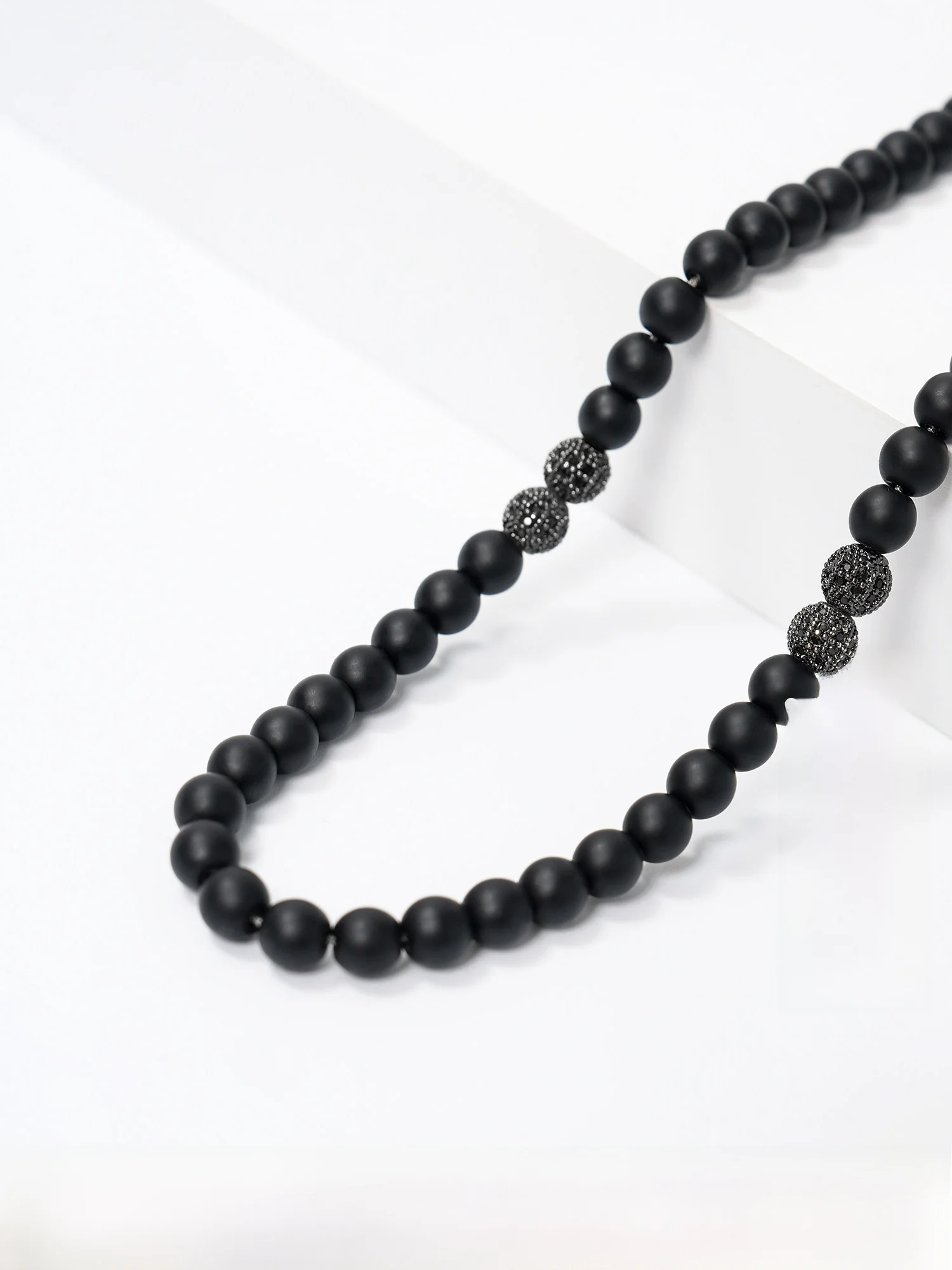 collar-de-obsidiana-negra-de-lujo-para-hombre-con-diseno-de-cadena-de-espina-de-mar-y-colgante-de-perla-de-la-suerte-de-bodyd