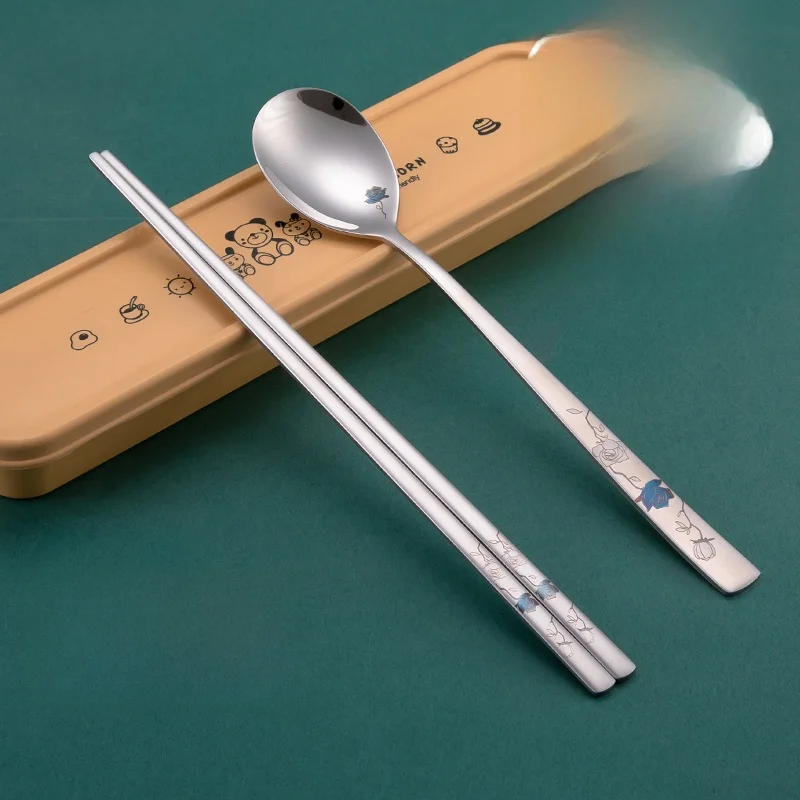 

Портативный набор столовых приборов из нержавеющей стали для улицы: 36 предметов, включая ложки, палочки для еды и универсальные столовые приборы.