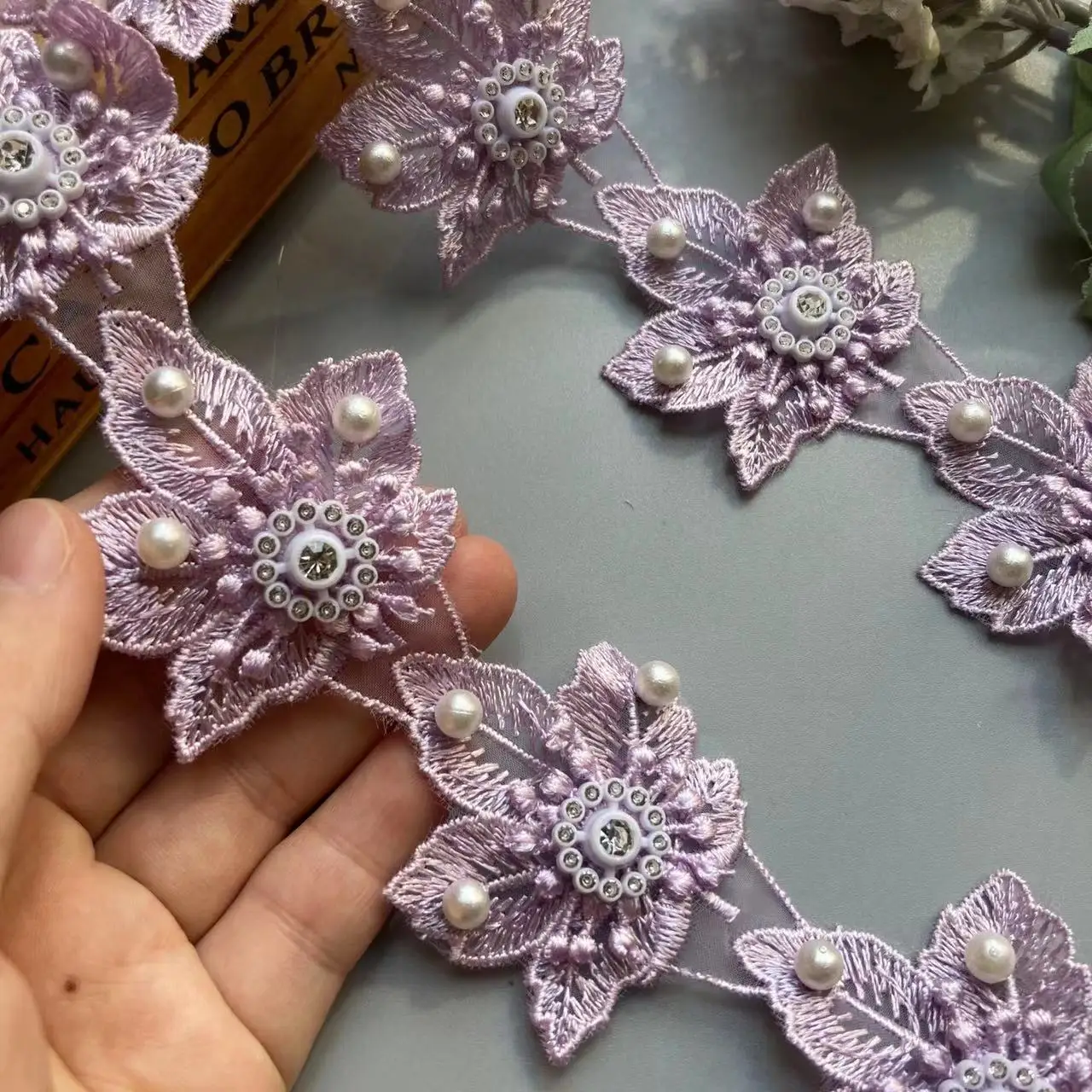 Nuovo 10x foglia viola perla pizzo Trim nastro in rilievo fiore tessuto ricamato artigianale cucito a mano per la decorazione del cappello del