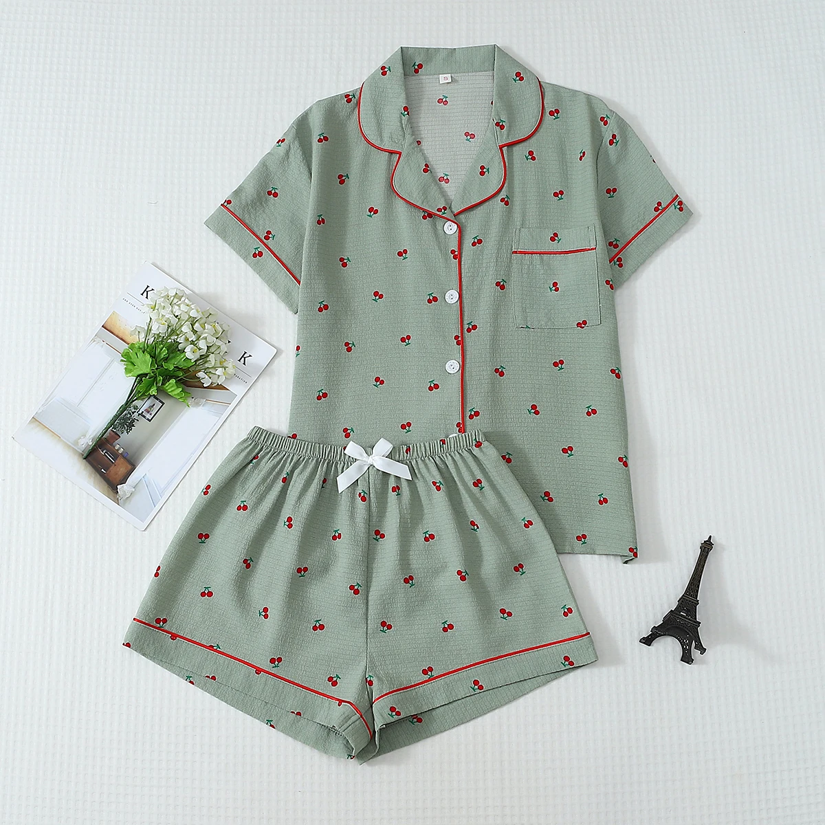 Two-Piece Set of Comfortable Cherry-Printed Short-Sleeve Tops with Pockets and Bow Shorts, Spring and Summer Women's Pajamas and Loungewear Set Suitable for Home Use