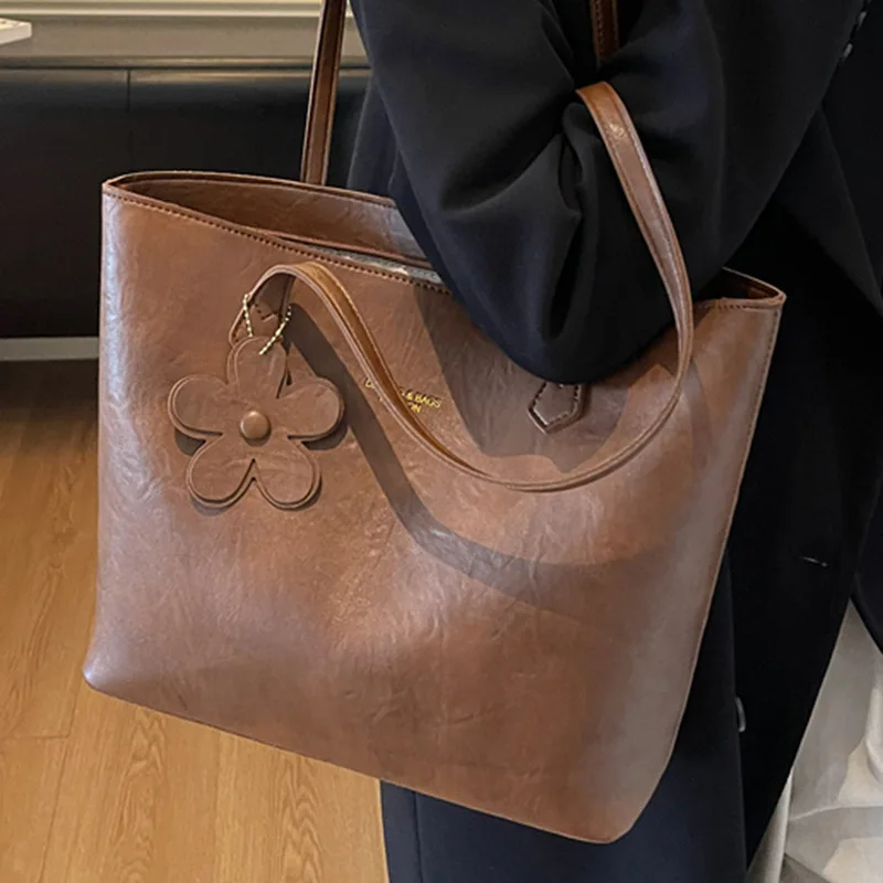 

2025 Autumn Fashion Retro Style Oil Wax Pitot Bag Women's Commuting High Value Large Capacity Shoulder Armpit Bag