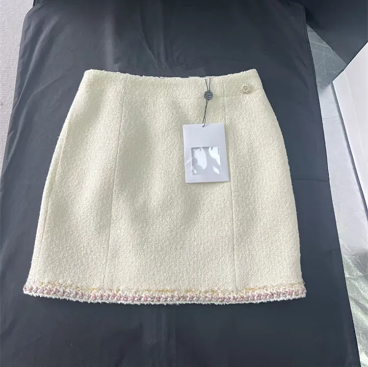 Ropa de mujer europea y americana personalizada, invierno 2026, nuevos estilos, falda de abrigo de tweed beige de manga larga y un solo pecho