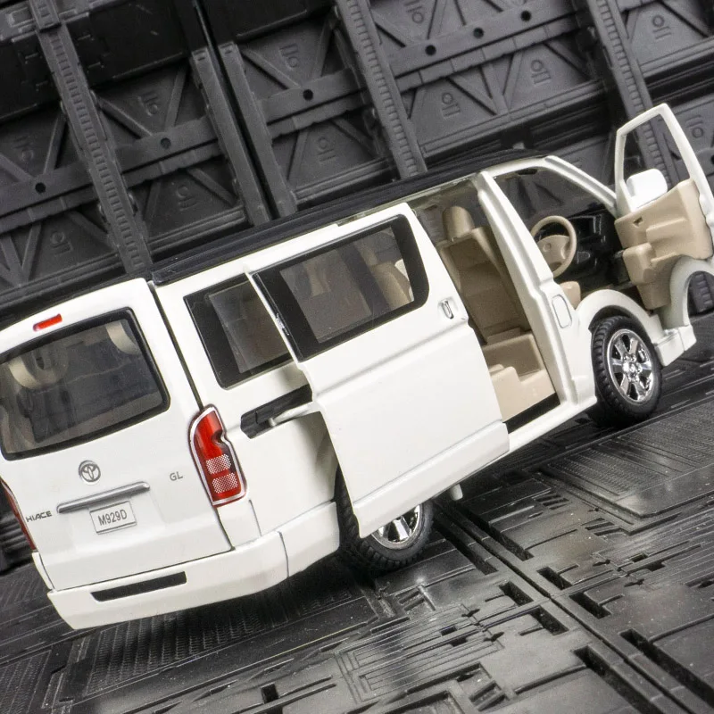 1:32 HIACE MPV Alloy Car Model Diecasts Metal Toy Vehicles Car Model Simulation Sound and Light Collection Kids Toy Gift