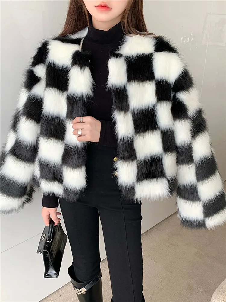 Women\'s Checkerboard Fur Coat Fox Fur Thick Black and White Plaid Short Winter Jacket Korean Faux Fur Coat Fake Fur Overcoat