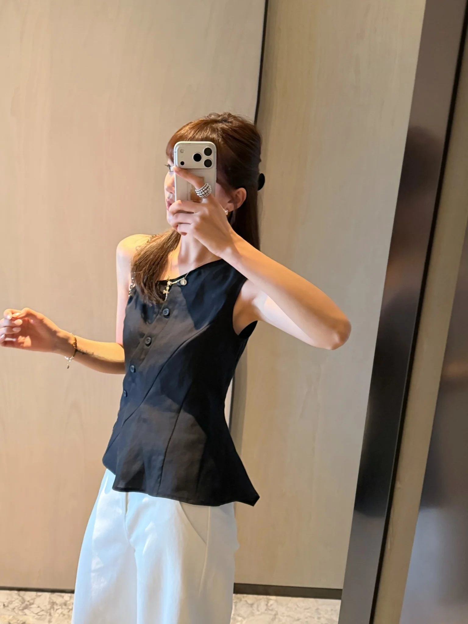 

Женская блузка-топ Lilian с асимметричным вырезом на одно плечо, уникальный дизайн, стиль для повседневной носки, приятная к телу, дышащая, не деформируется.