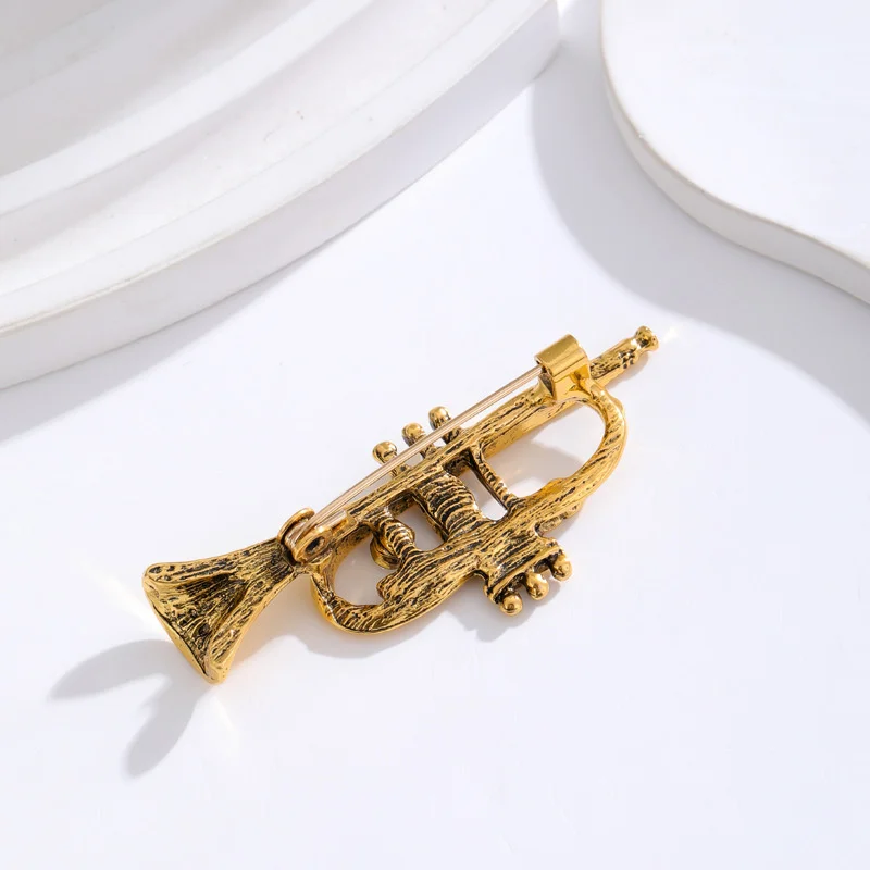 Retro flute and trumpet brooch versatile alloy with diamonds, retro musical instrument corsage, shirt and coat accessories