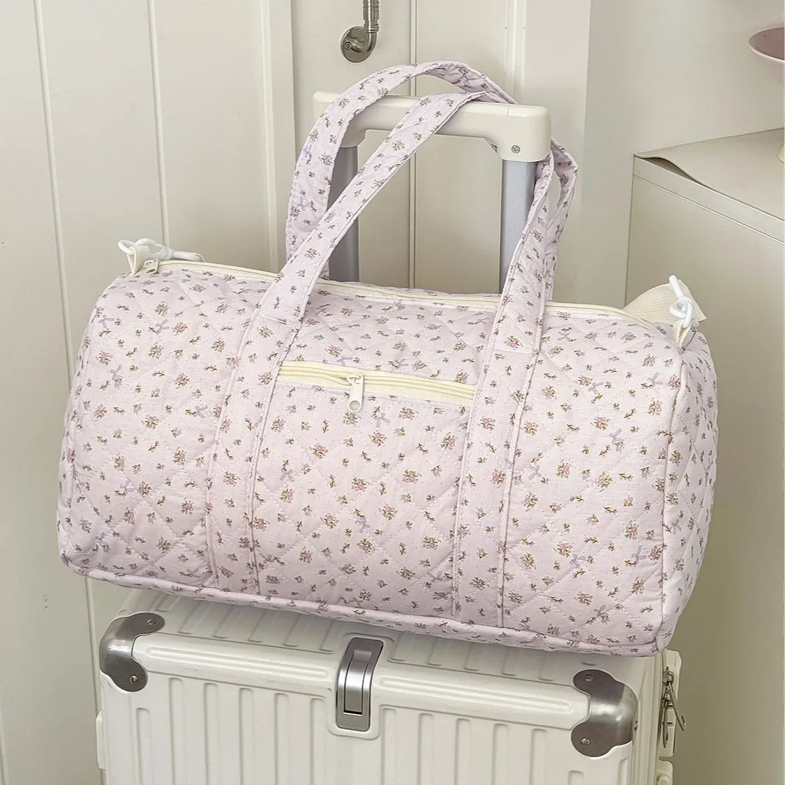 

Cute Floral Quilted Travel Bag Ins Style Large Capacity Lightweight Waterproof Portable Handbag Crossbody Shoulder Boston Bag