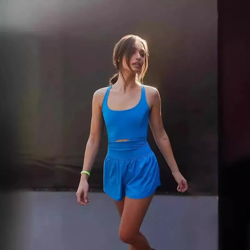 

Спортивная одежда: Женский топ для йоги с вырезами и перекрестными лямками, из полиэстера, средней длины, летняя коллекция 2026 года