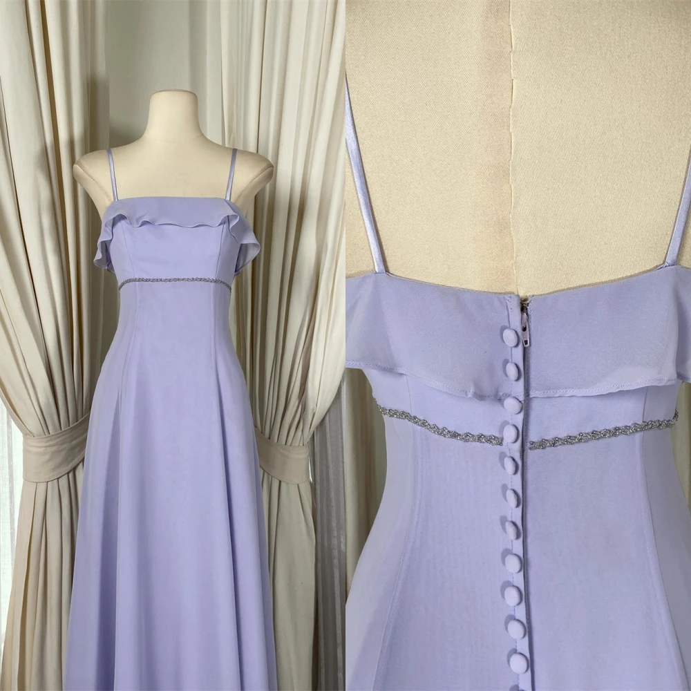 Maßgeschneidertes, elegantes, anmutiges lila Jersey-Abendkleid, zartes, trägerloses Spaghettiträger-Abschlussballkleid mit kurzen Ärmeln und Reißverschluss hinten