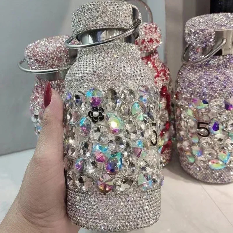 قوارير مفرغة محمولة معزولة بحجر الراين المتلألئة مع كوب ماء بسلسلة من اللؤلؤ وكوب من الفولاذ المقاوم للصدأ