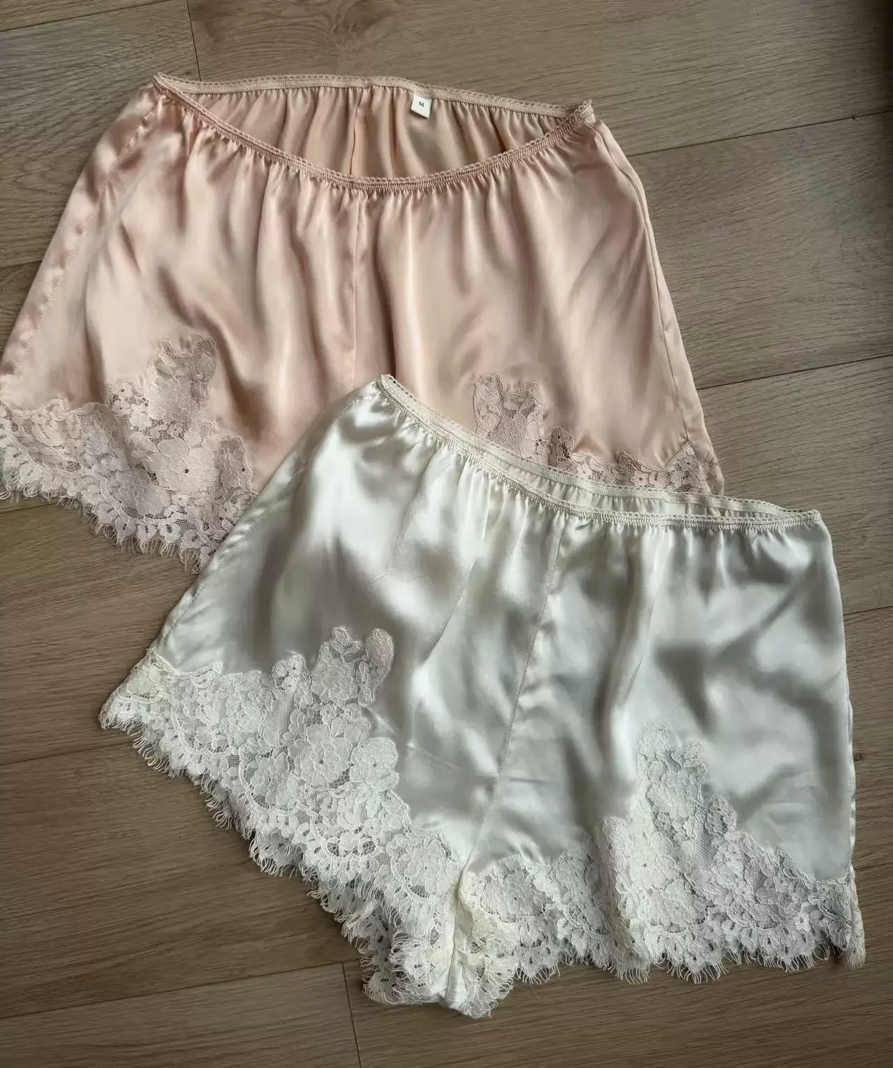 

2026 Women Lace Embroidery Patchwork Elastic Waist Casual 100% Silk Shorts