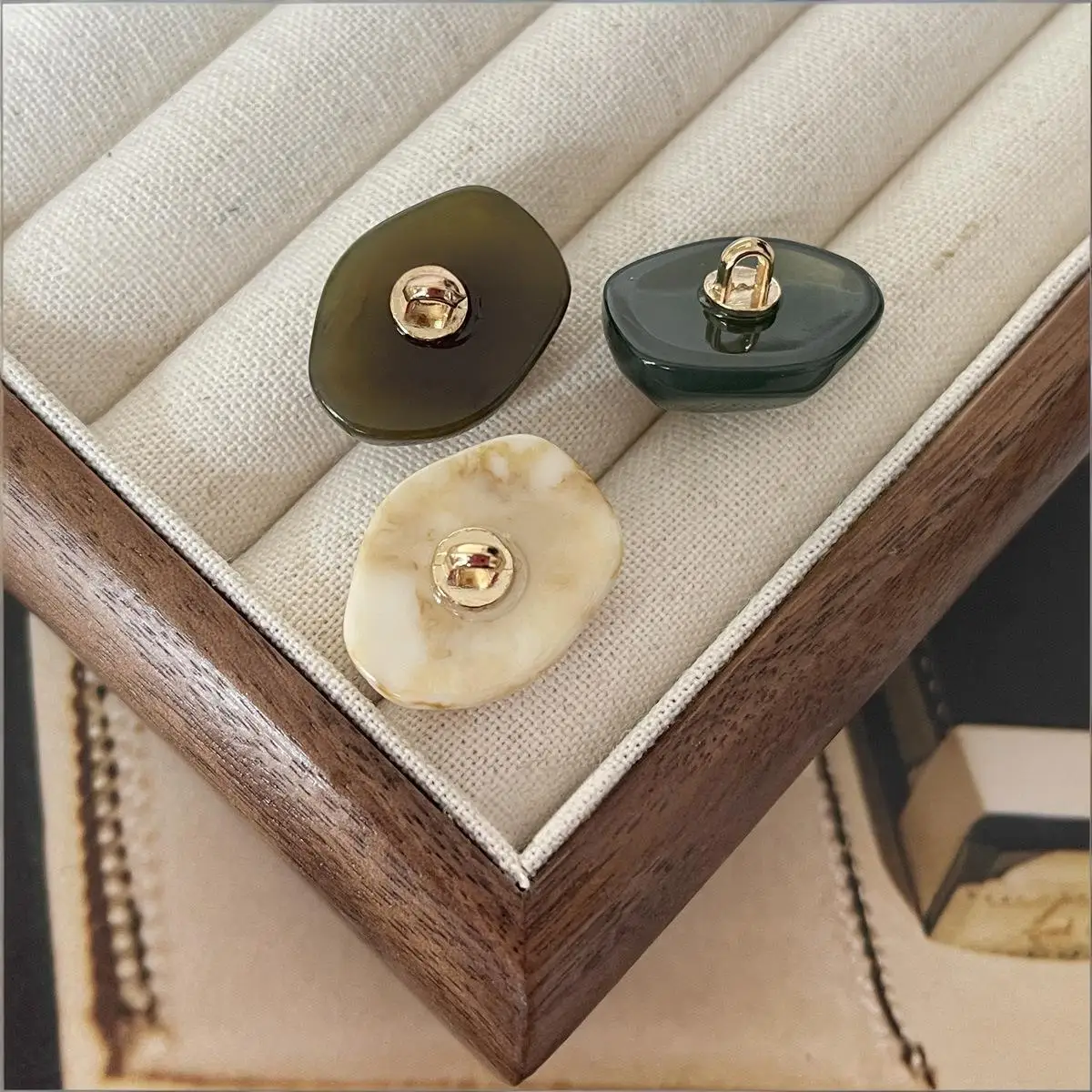 10Pcs/lot 22*17mm Vintage Irregular Polygonal Two Color Resin Button Sweater Cardigan Suit Decorative Button N986