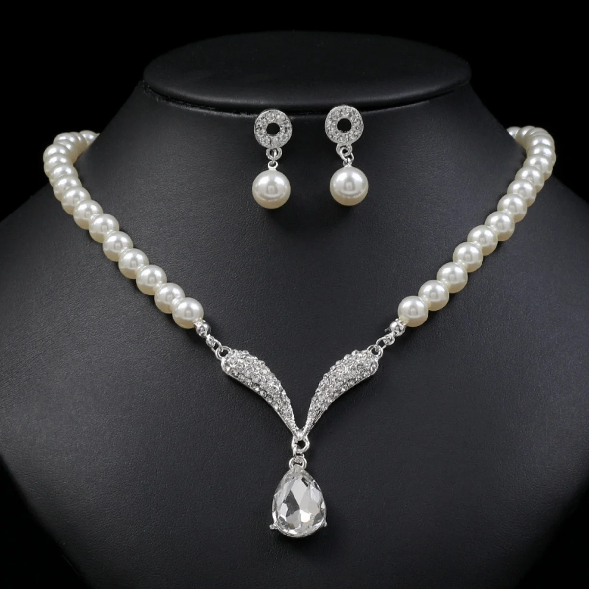 

2025 Women's Fashion Simple Design Pearl Necklace Earrings Jewelry Sets Suitable For Bridal Wedding Party Gifts