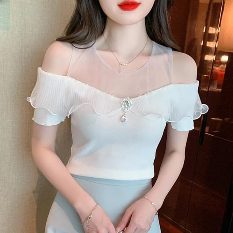 Chemisiers blancs élégants à épaules dénudées pour femmes, mode coréenne Y2k, vêtements Slim à volants, chemises Sexy pour dames, hauts courts décontractés, été 2025