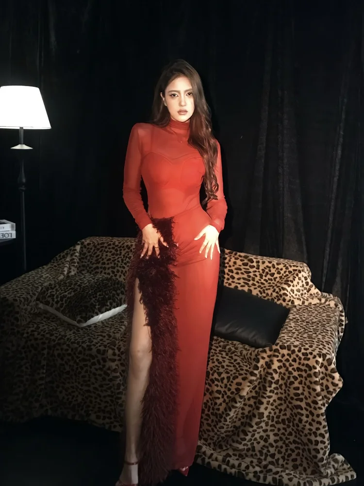 

Комплект Outflt Studio: Красный комбинезон с высоким воротником и длинными рукавами, женский осенний комплект с юбкой-клеш для похудения, облегающий силуэт для офиса