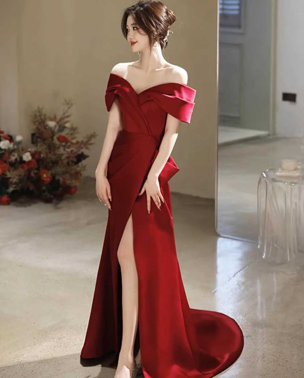 2025 Vestidos de fiesta de satén con manga casquillo y cuello en V exquisitos hechos a medida Vestidos de fiesta de tren de barrido con gradas con abertura lateral sexy