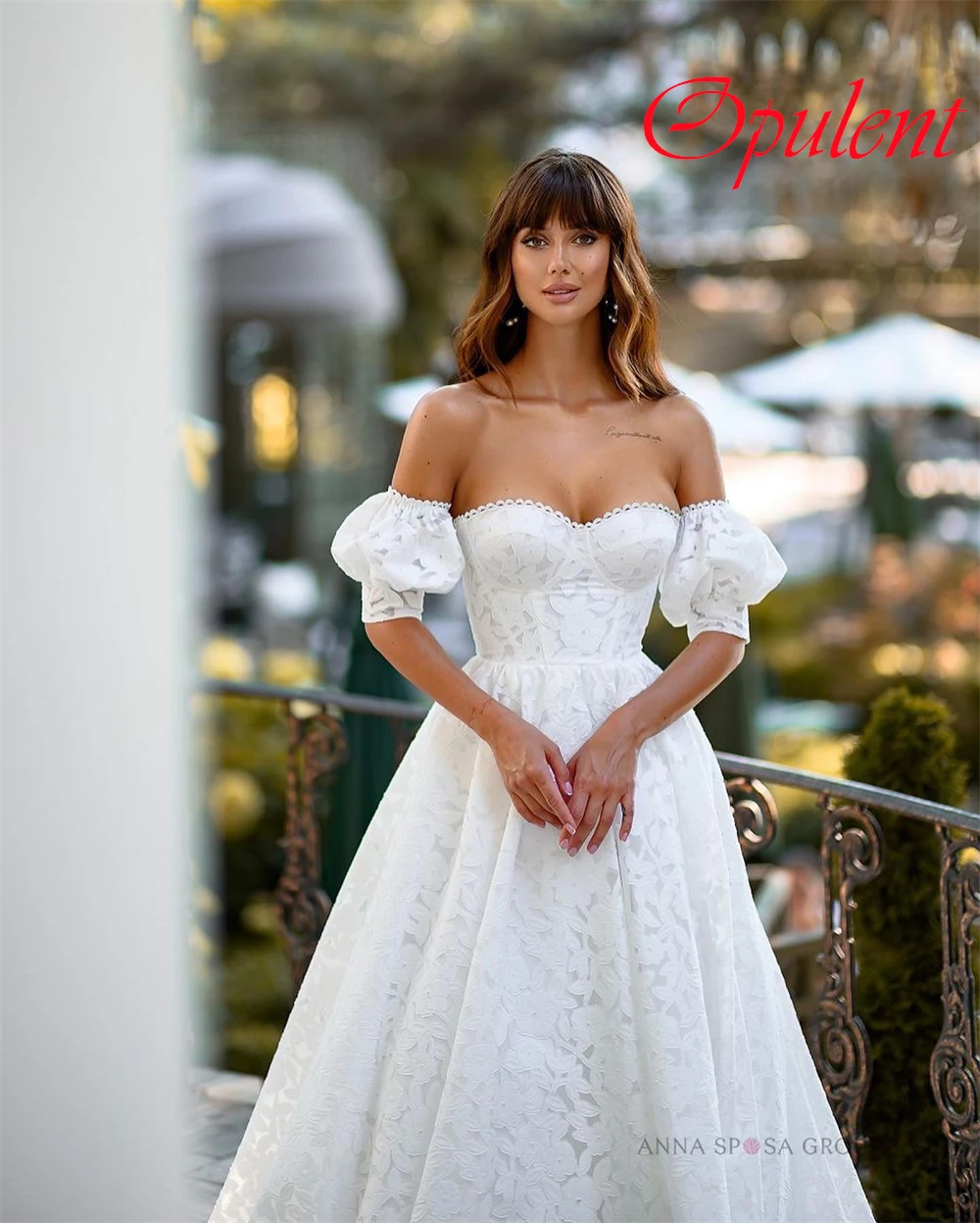 ที่กําหนดเองชุดแต่งงานลูกไม้สีขาว Elegant Strapless ปิดไหล่แขนสั้นชุดเจ้าสาว Chapel Train ชุดเปลือย