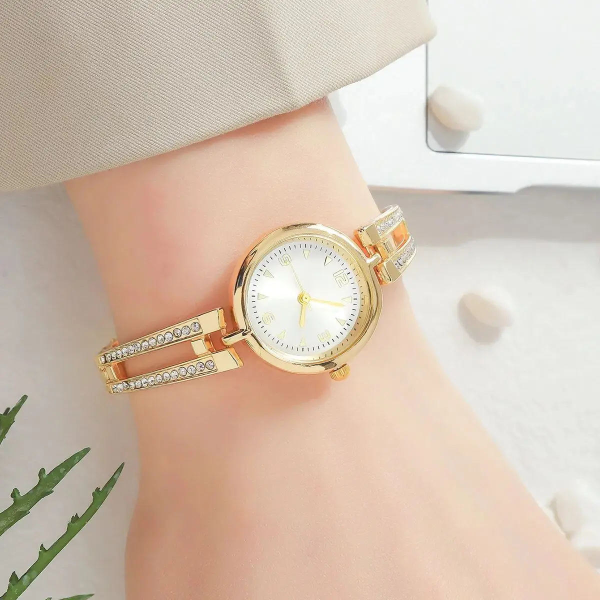 Simple And Fashionable Gold Women\'s Quartz Watch With Rhinestones