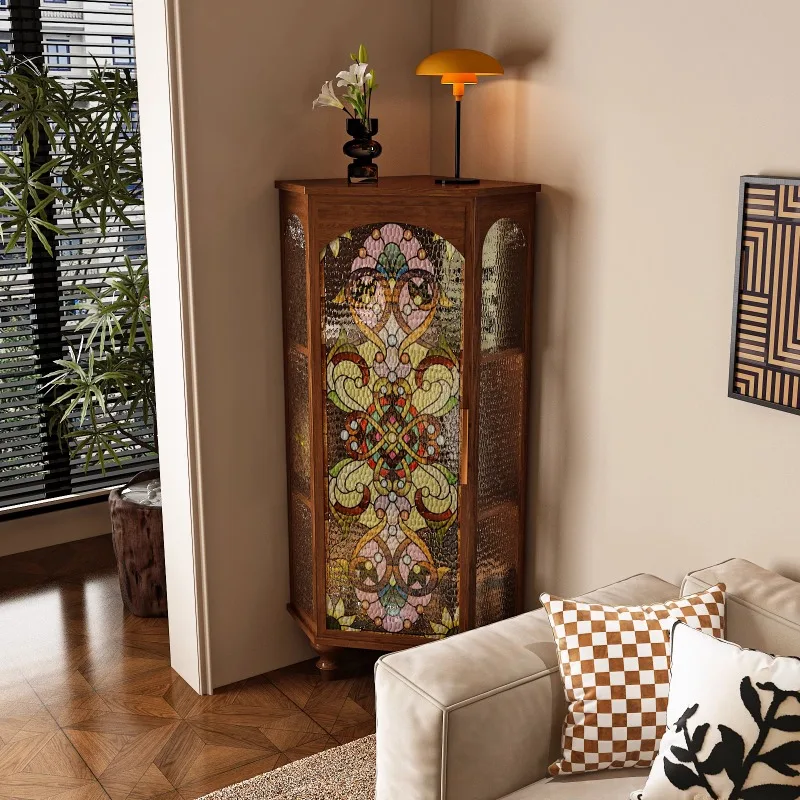 Mueble medieval triangular de madera maciza.