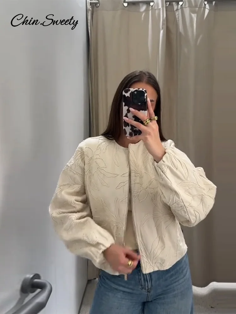 Рисунок 2 - Повседневная женская куртка-бомбер с вышивкой