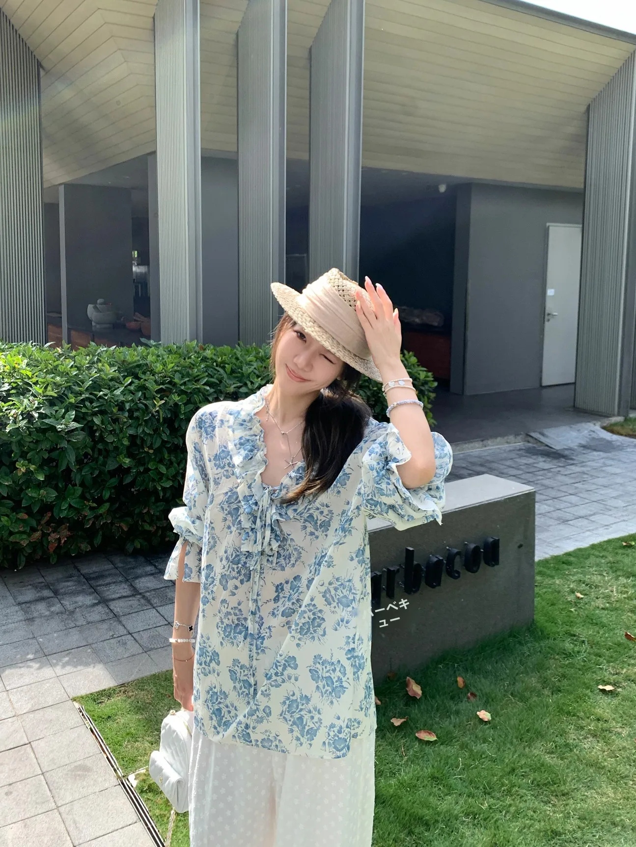 

Свободная рубашка с длинным рукавом из синей керамической ткани с узором под дерево, глубоким V-образным вырезом, широким подолом, рукавами-листочками, охлаждающим эффектом, в повседневном стиле