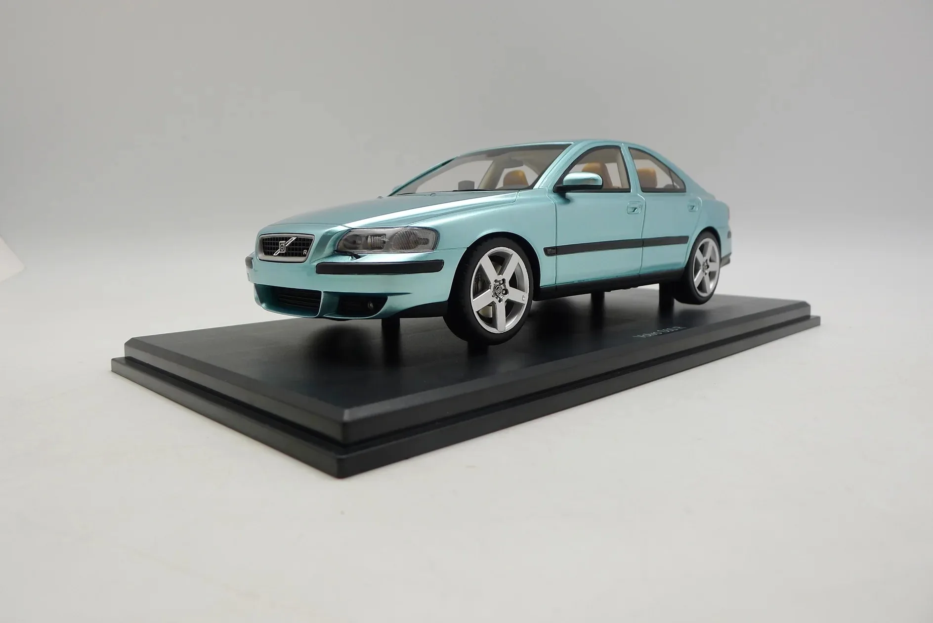 1/18 V olvo S60 R 2004 Resin model car DNA Collectibles