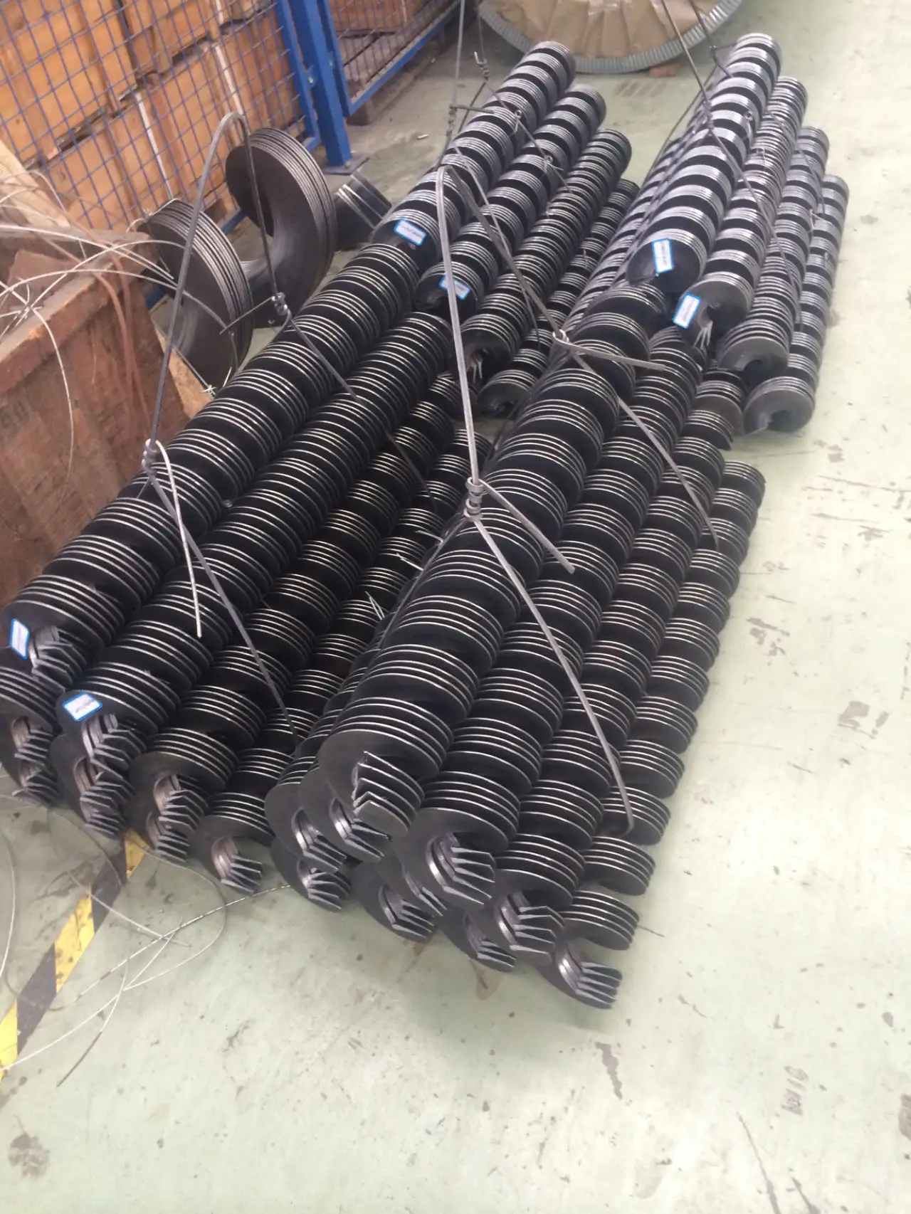 ขายทั้งสกรูใบมีด Helical Flight Endless Spiral เที่ยวบินต่อเนื่องสว่านสกรูลําเลียง Helical Blade บริการแบบกําหนดเอง