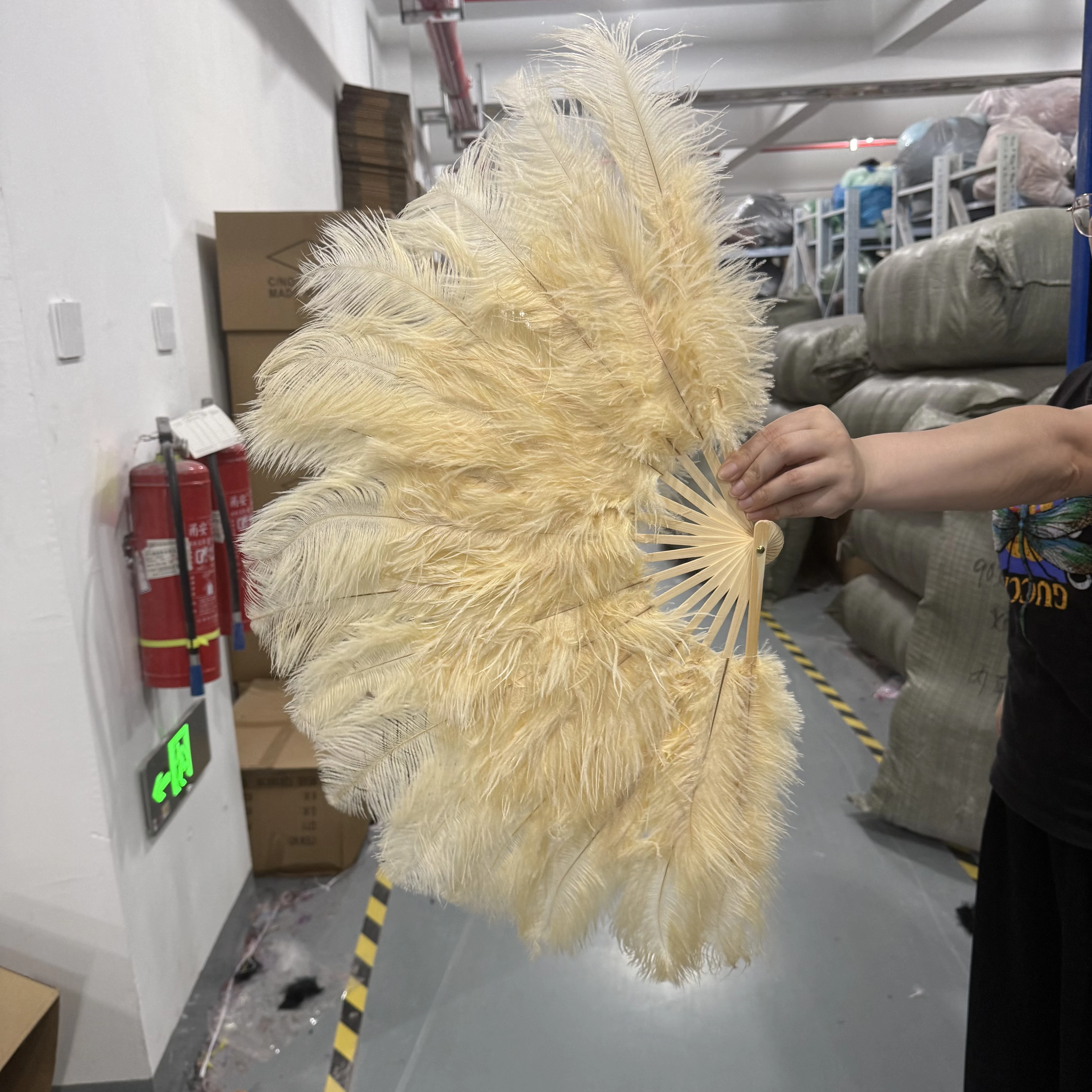 Dark Beige Natural Ostrich Feather Fan 15 Bones Foldable Hand Held Fan for Burlesque Party Wedding Stage Performance Dance Prop