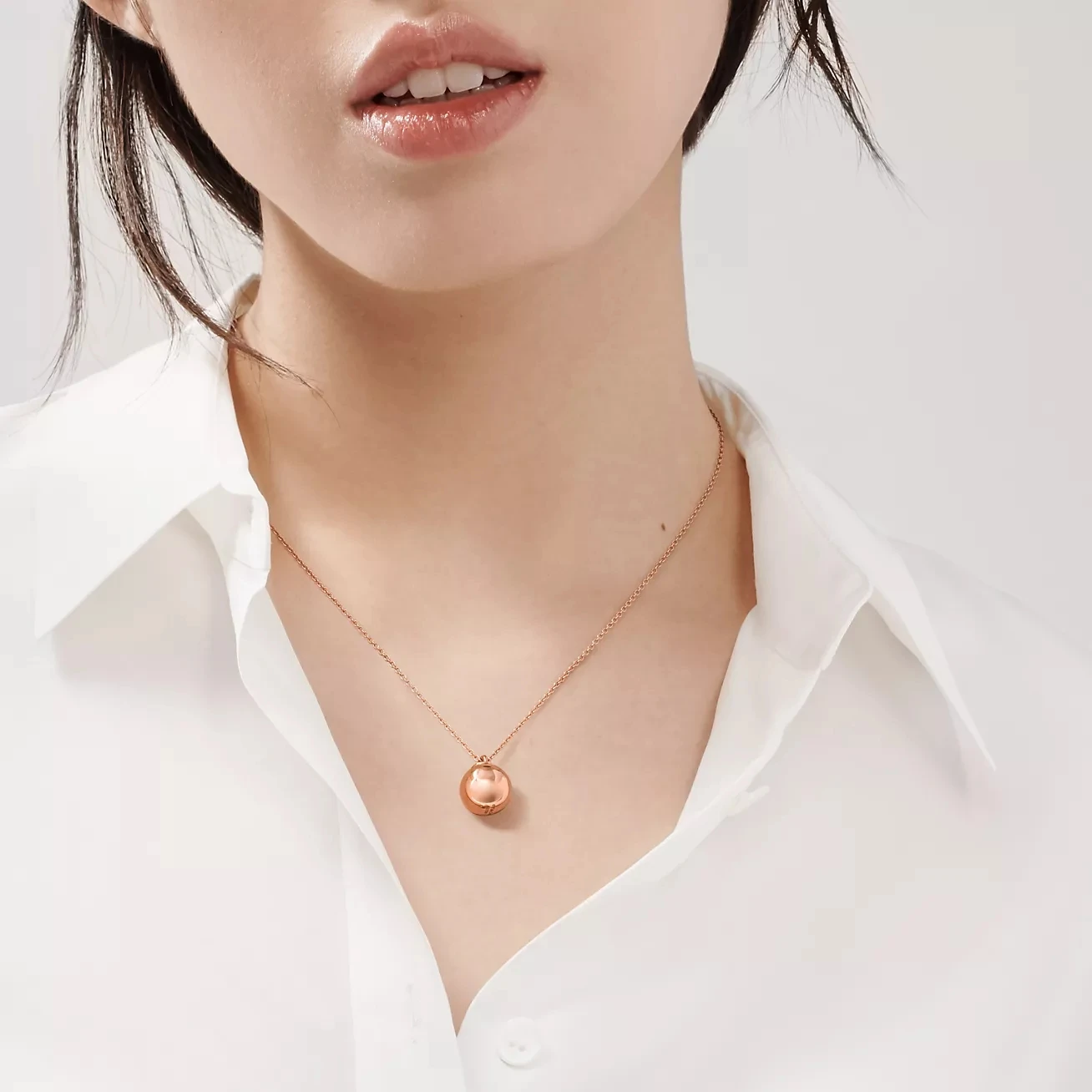 Exquisite classic spherical necklace, niche glossy round bead, small golden ball, simple and luxurious pure silver s925 necklace