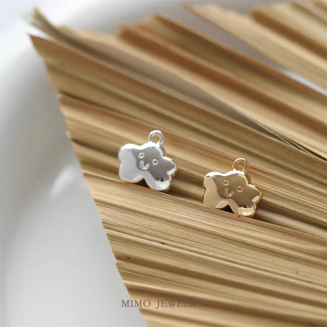 

1PCS DIY Handmade Accessory Made of Copper Plated with Real Gold, Featuring A Fresh, Smooth and Cute Little Cloud Pendant