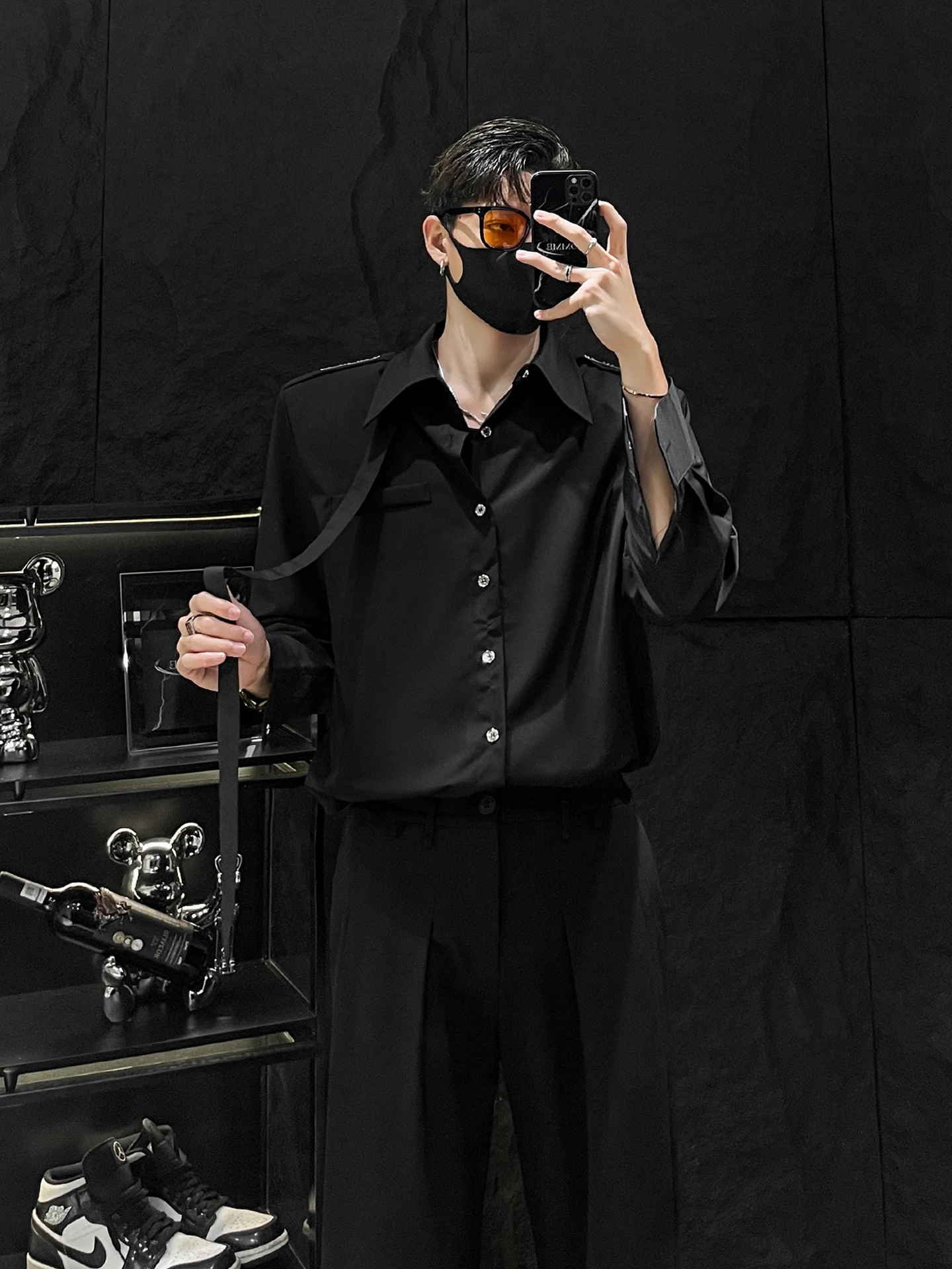 เสื้อเชิ้ตผู้ชายสีขาว แขนยาว แบบมีแผ่นรองไหล่ สไตล์ลำลอง ดีไซน์อเนกประสงค์ รุ่น HOMME ดีไซน์โดดเด่น ไม่มีขีดจำกัด ผลิตจากเส้นใยโพลีเอสเตอร์