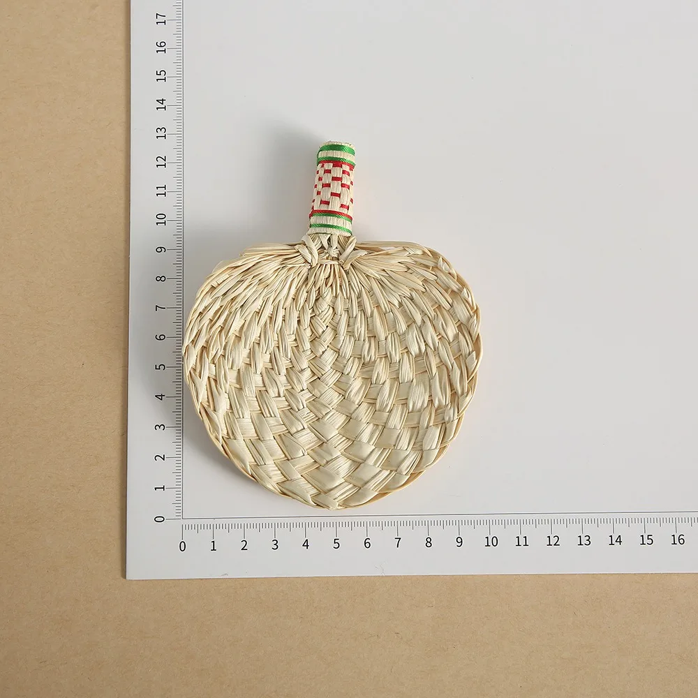 

Handmade Retro Woven Leaf Fan Chinese Style Heart-shaped Handmade Fan Mini Size Straw Braid Fan Summer Cooling