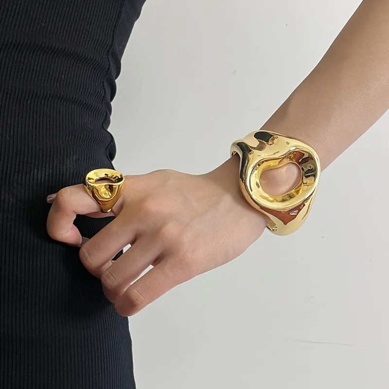 Braccialetti aperti vintage in metallo cavo irregolare per le donne Regalo di gioielli per feste esagerato con personalità in stile europeo e americano