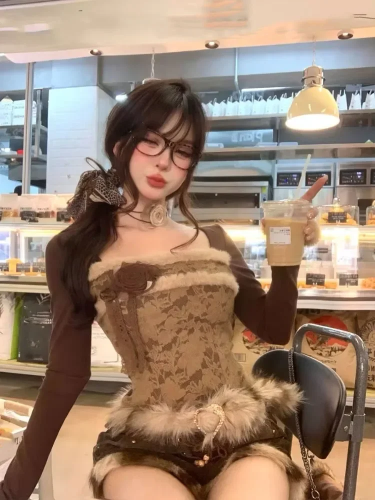 

Осенняя модная винтажная кружевная футболка женская + Y2k субкультурные сексуальные меховые лоскутные шорты с низкой талией, новинка 2023 года, комплекты из двух предметов