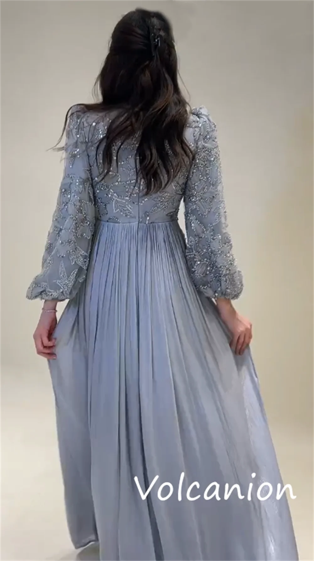 Aangepaste mode eenvoudige chiffon lovertjes plooi a-lijn hoge kraag lange jurken op maat gemaakte gelegenheid glitter