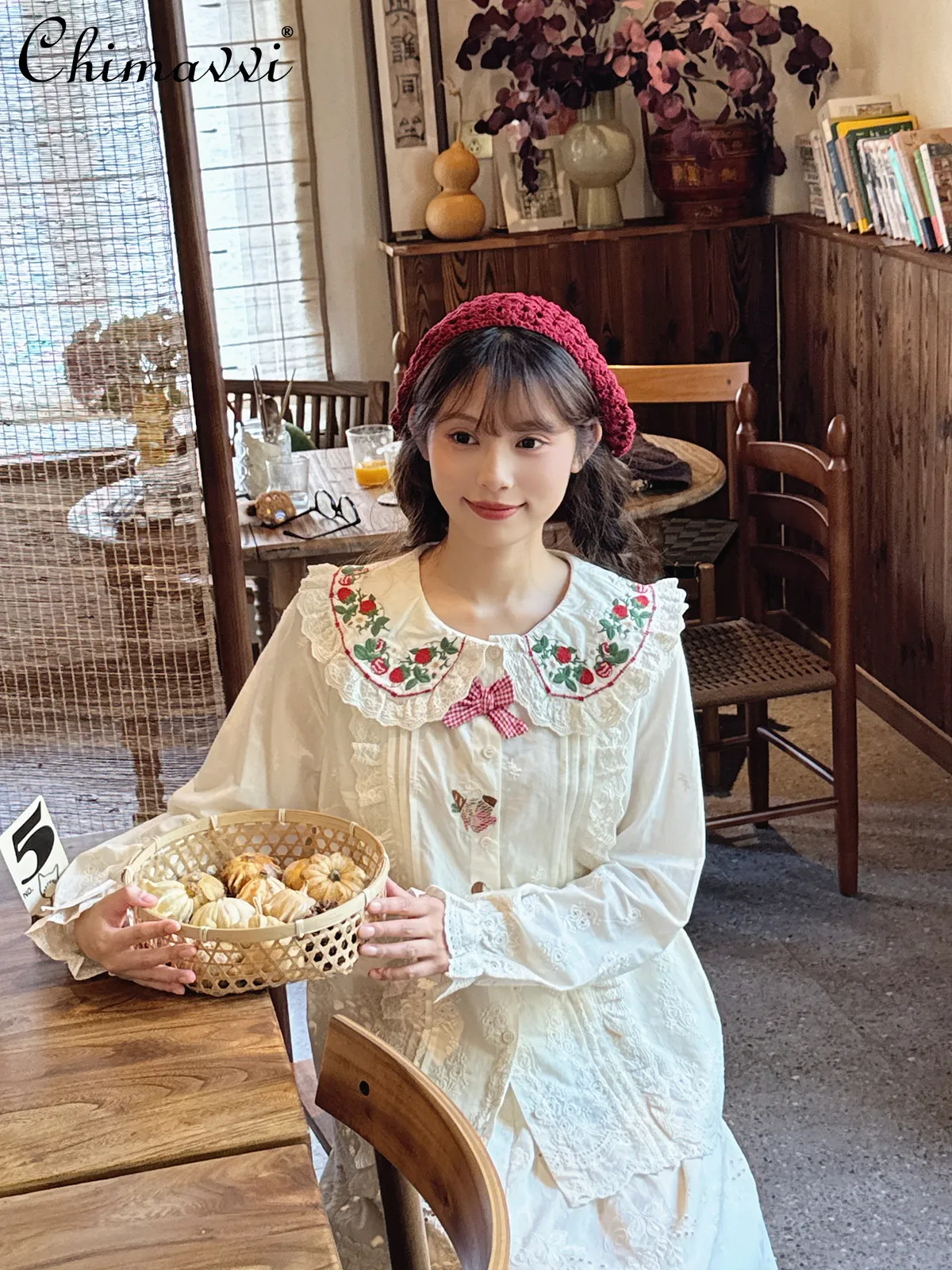 田園風ガール キュートなイチゴ柄 重刺繍 ドールカラー 長袖シャツ 2025年秋新作 スイートレースタイ ドールブラウストップ