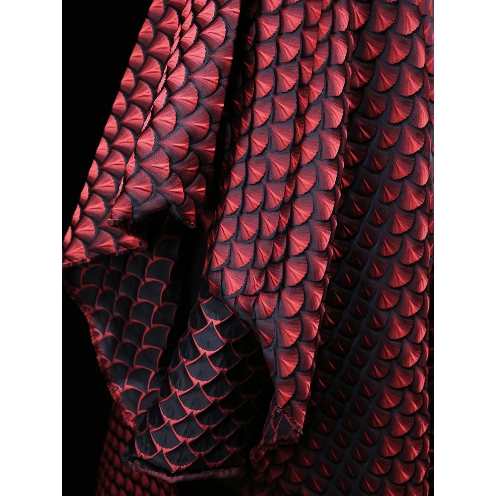 3D goffrato rosso scale broccato tessuto di raso smerlato Texture Jacquard ampio indumento vestito Fashion Designer tessuto cucito