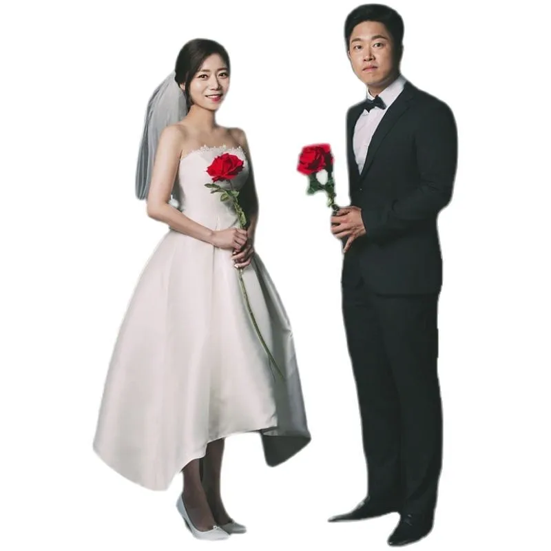 サテンライトウェディングドレス 新しいシンプルなストラップレススリムフィット韓国スタイルソリッドカラー花嫁ウェディングミドル丈トラベルドレス
